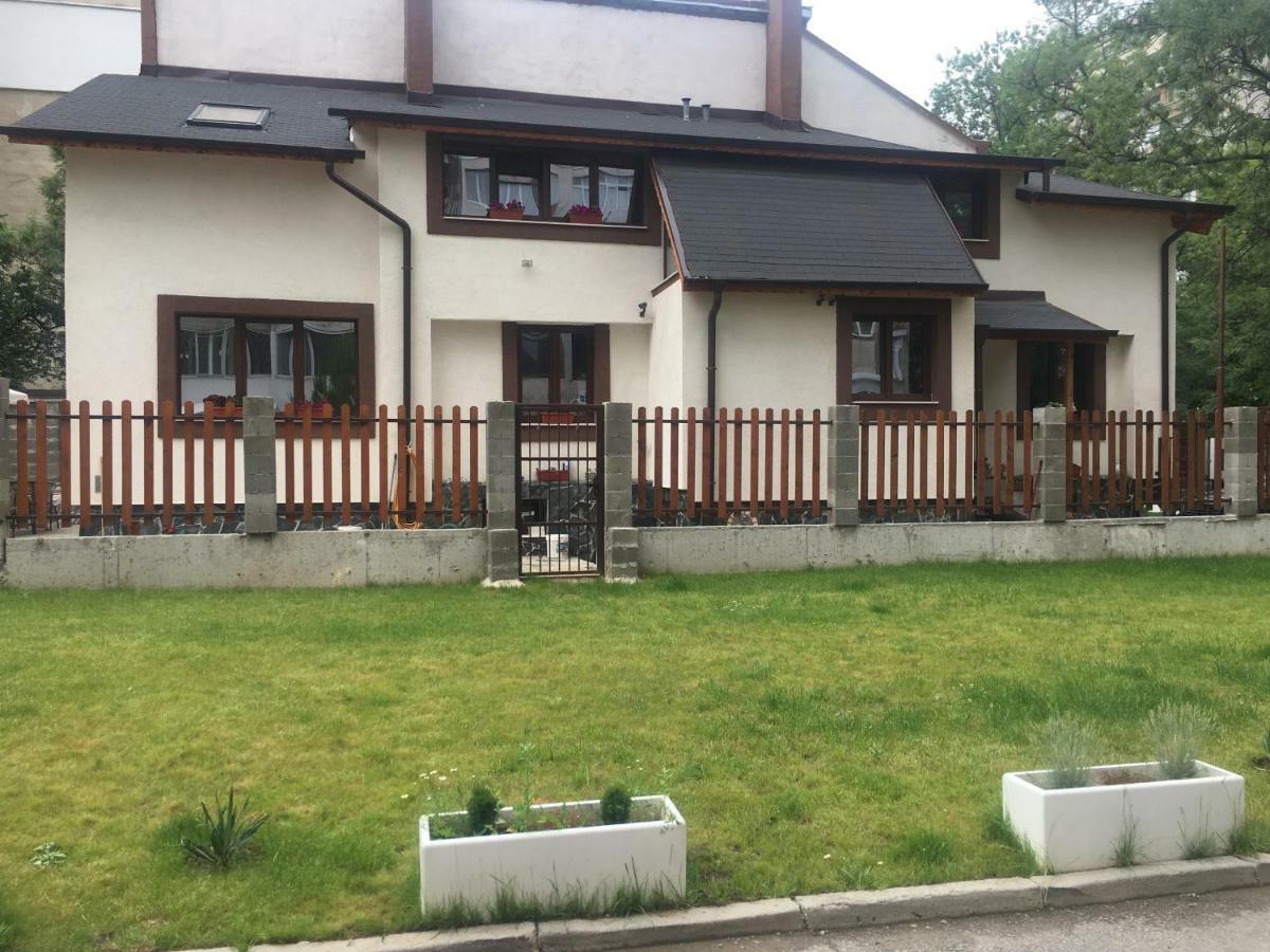 Family House - Free Parking Guest house