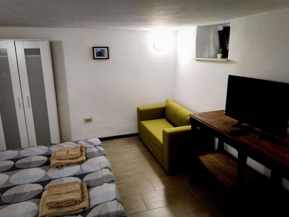 Family House - Free Parking Guest house
